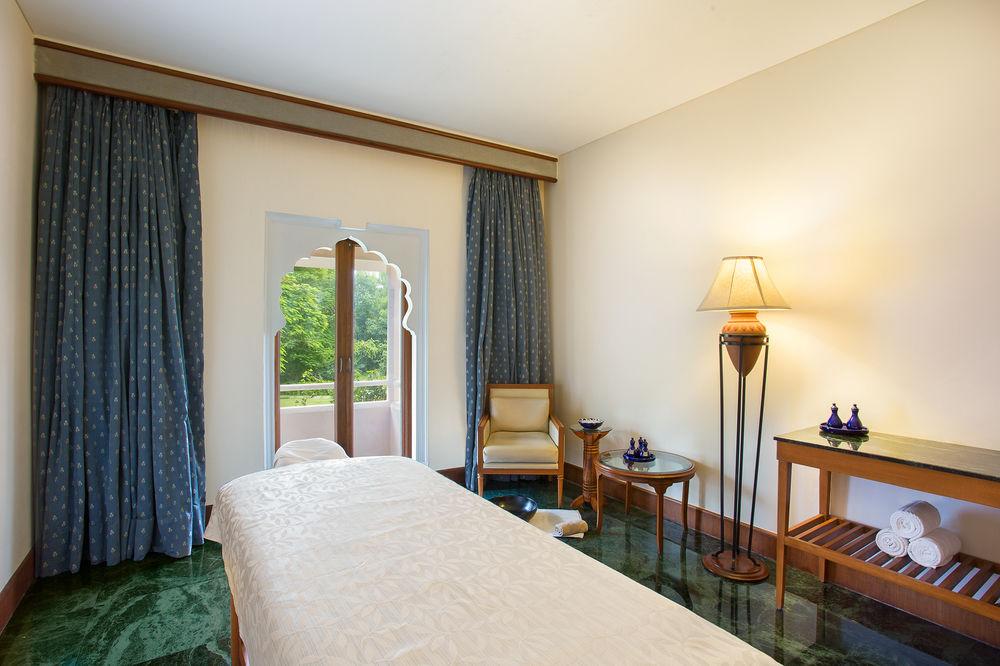 Trident Jaipur Hotel Eksteriør billede A treatment room at the spa