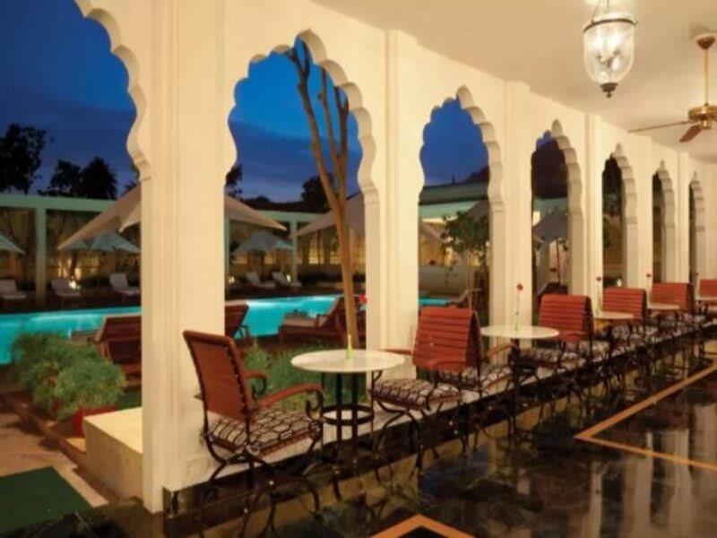 Trident Jaipur Hotel Eksteriør billede The pool at the Taj Bengal