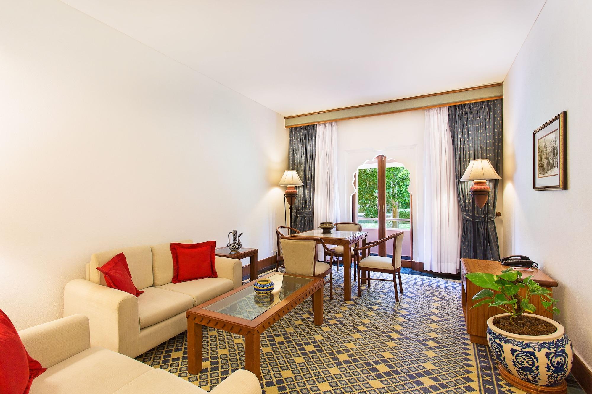 Trident Jaipur Hotel Eksteriør billede A living room at the hotel