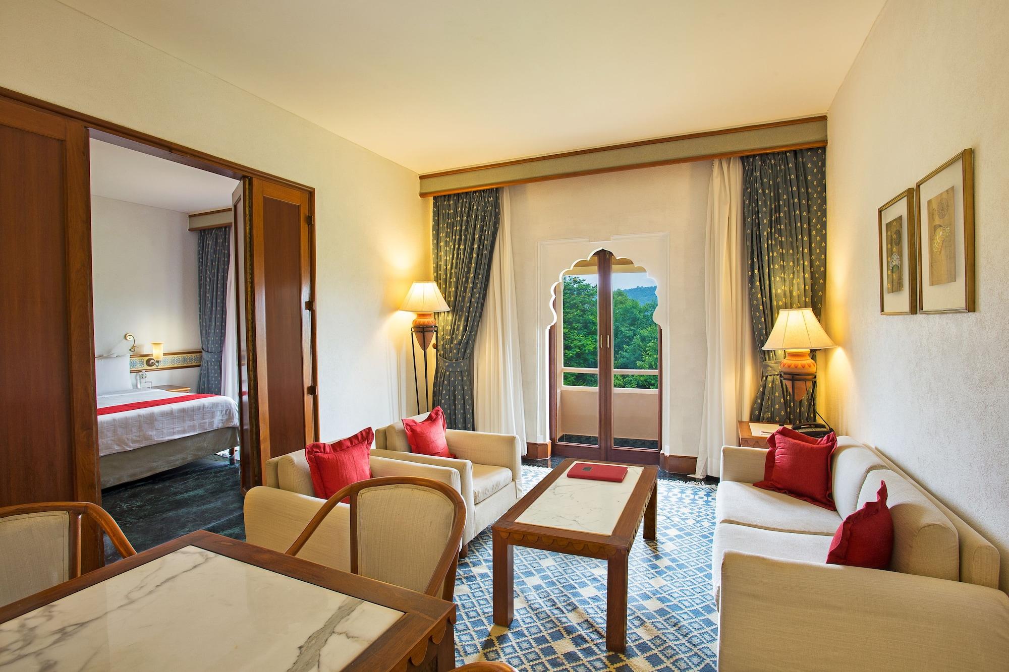 Trident Jaipur Hotel Eksteriør billede Suite at the Taj Bengal