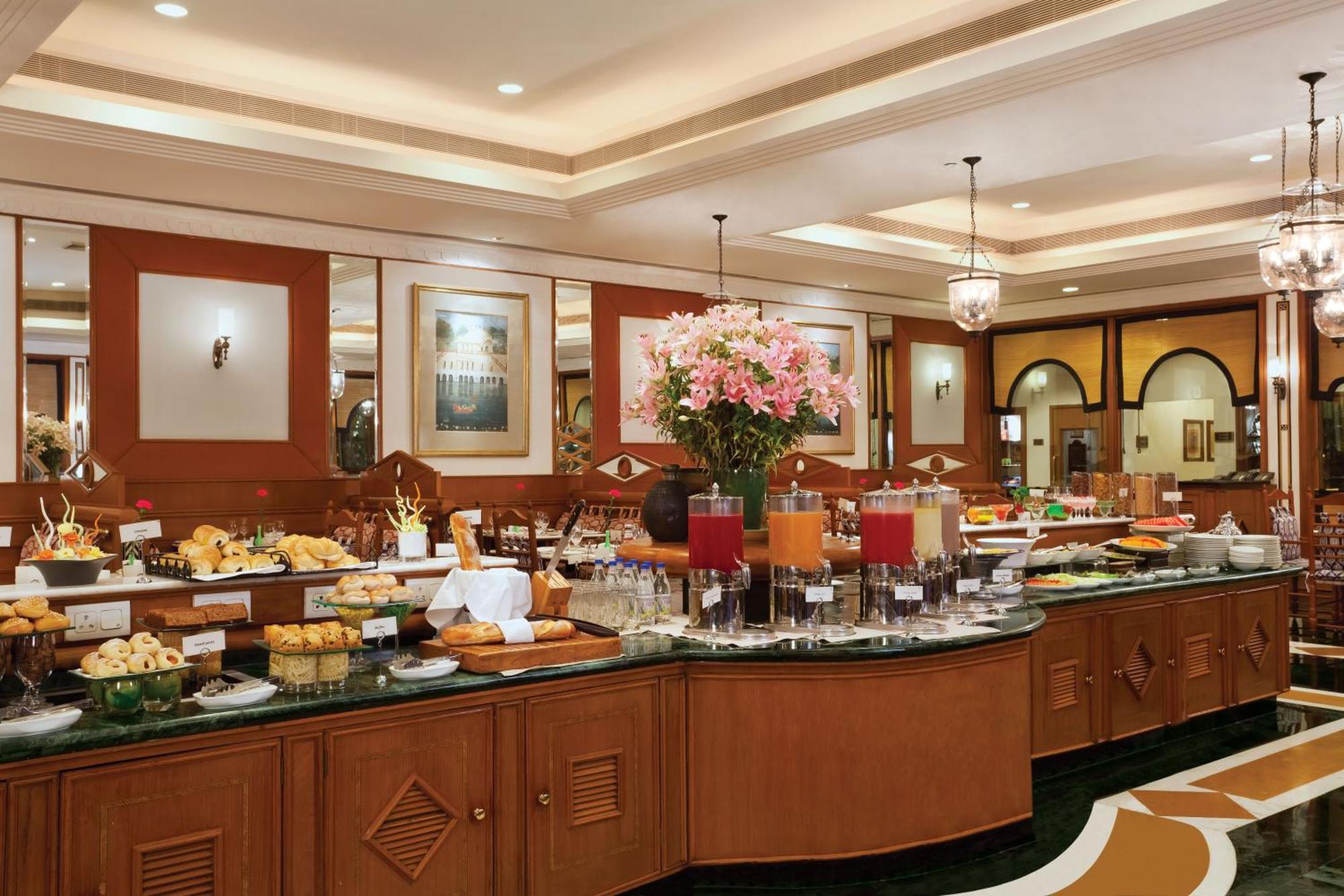 Trident Jaipur Hotel Eksteriør billede The buffet at the hotel