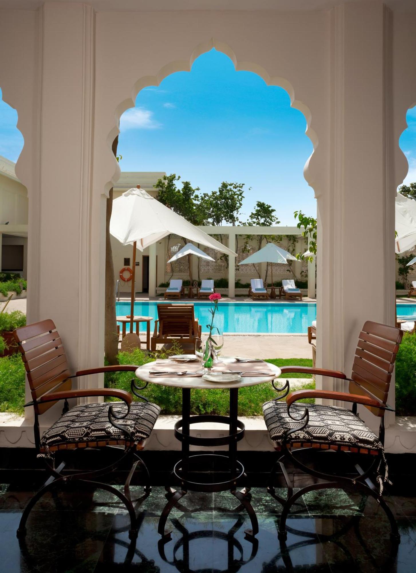 Trident Jaipur Hotel Eksteriør billede The pool at the Taj Bengal