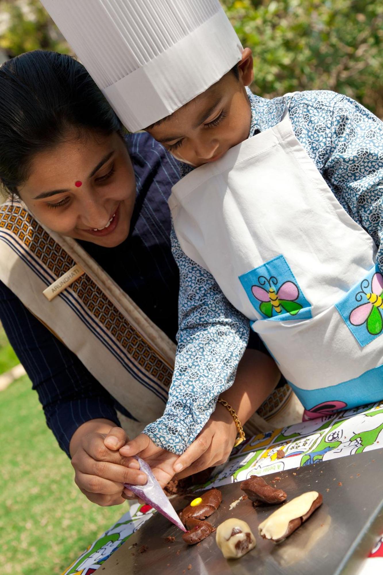 Trident Jaipur Hotel Eksteriør billede A woman in India with her child
