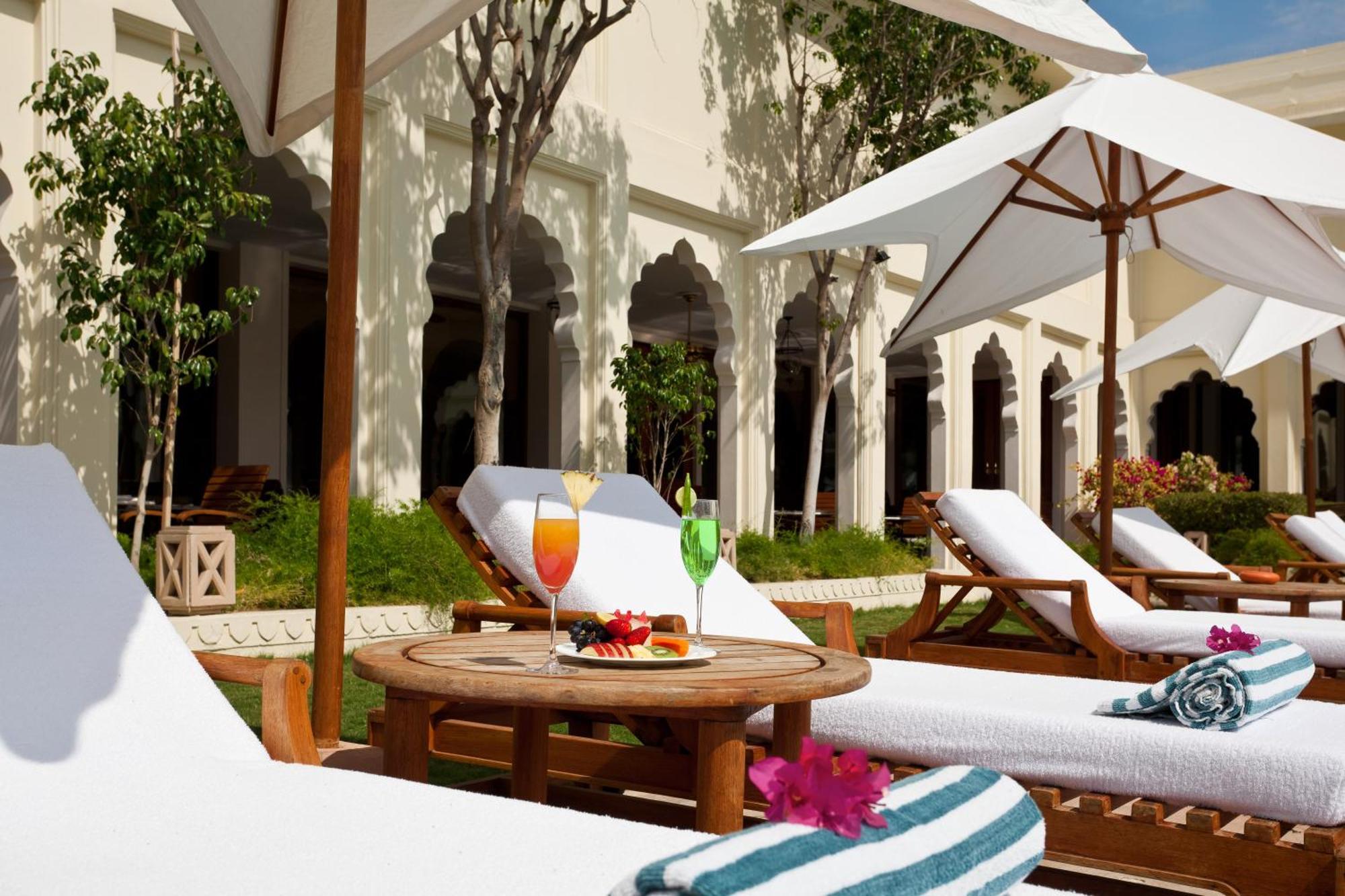 Trident Jaipur Hotel Eksteriør billede The pool at the Taj Bengal