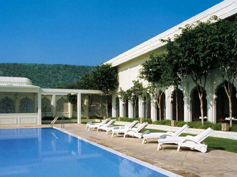 Trident Jaipur Hotel Eksteriør billede The swimming pool at the hotel