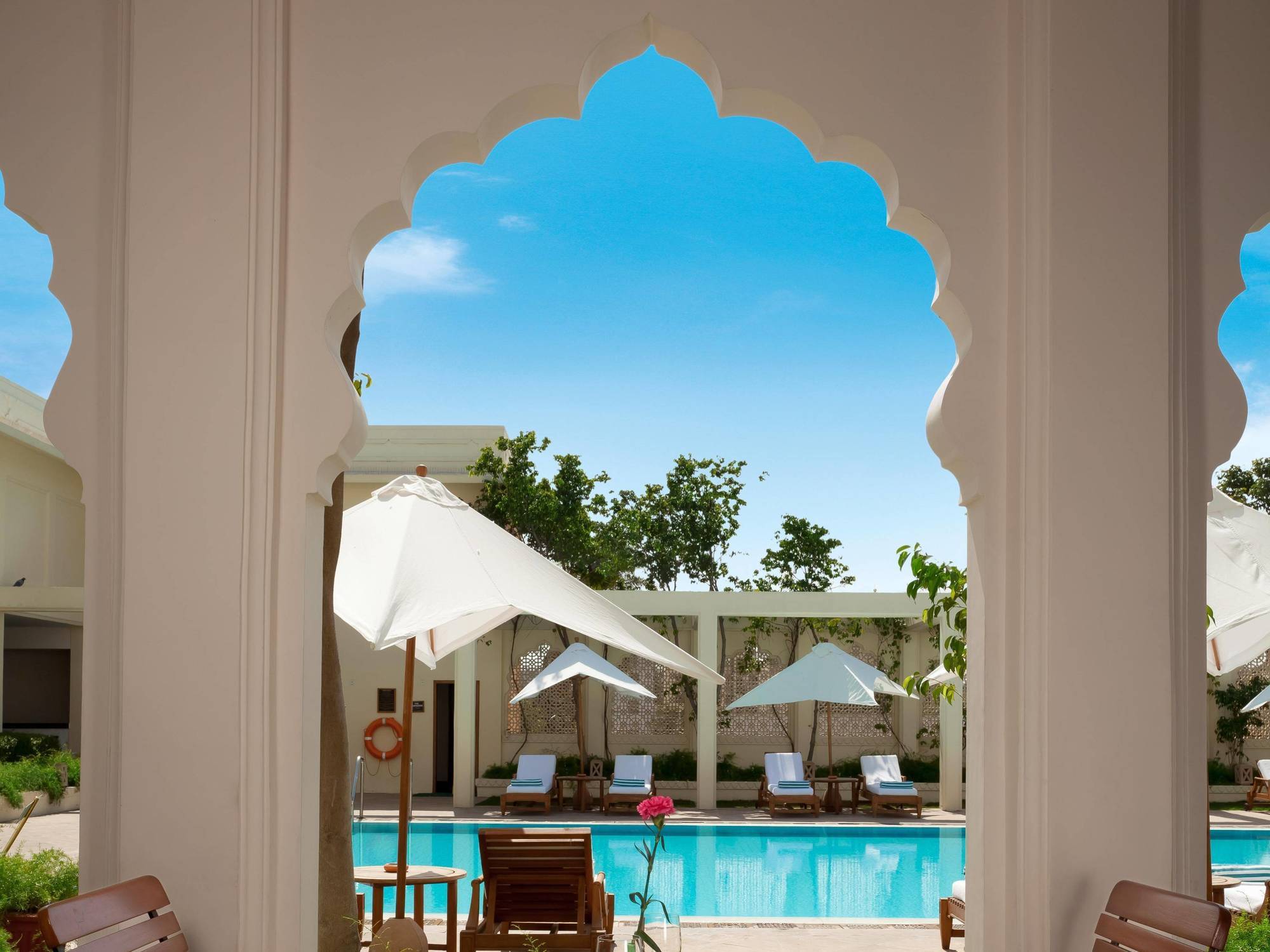 Trident Jaipur Hotel Eksteriør billede The pool at the Taj Bengal